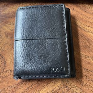 FOSSIL MEN'S BLACK LEATHER TRI-FOLD WALLET LICENSE WINDOW